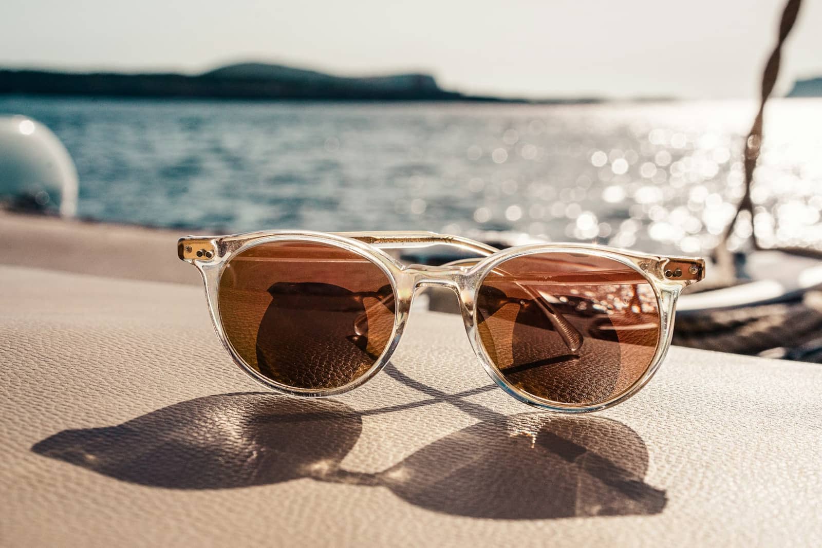 Lunettes de soleil au bord de l'eau